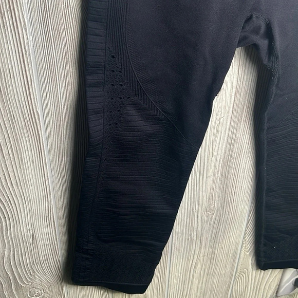 Women GymShark Crop Leggings Size Medium - Picture 2 of 6